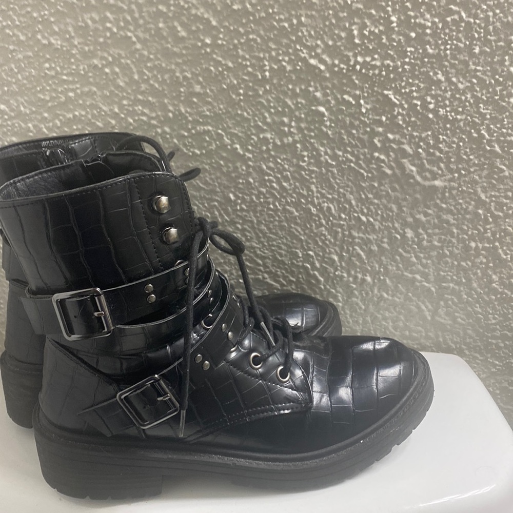 Boots I bought from Macy’s,bought them for $55 but I’m selling them for $25.
